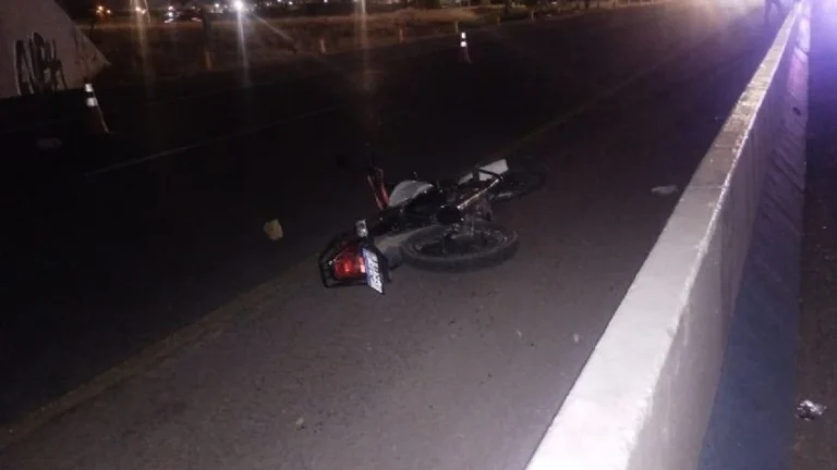 Un joven de 18 años murió en Godoy Cruz tras colisionar con un auto al realizar una maniobra con su moto