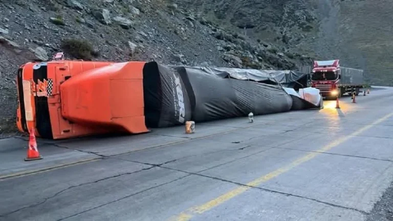 Impresionante vuelco de un camión en los caracoles de Chile
