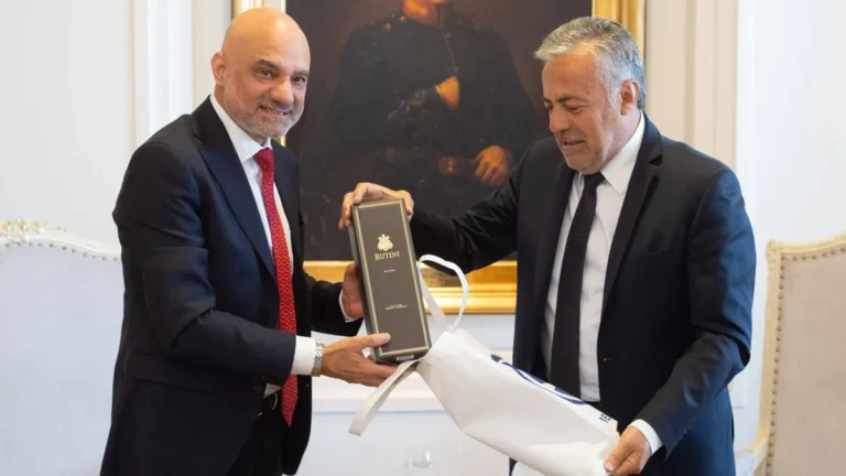 Alfredo Cornejo mantuvo un encuentro clave para exportar vinos mendocinos a India