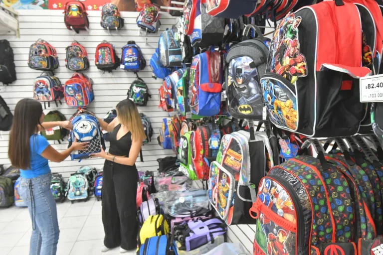 Mochilas y cartucheras: las promociones en Mendoza buscan competir contra los precios en Chile