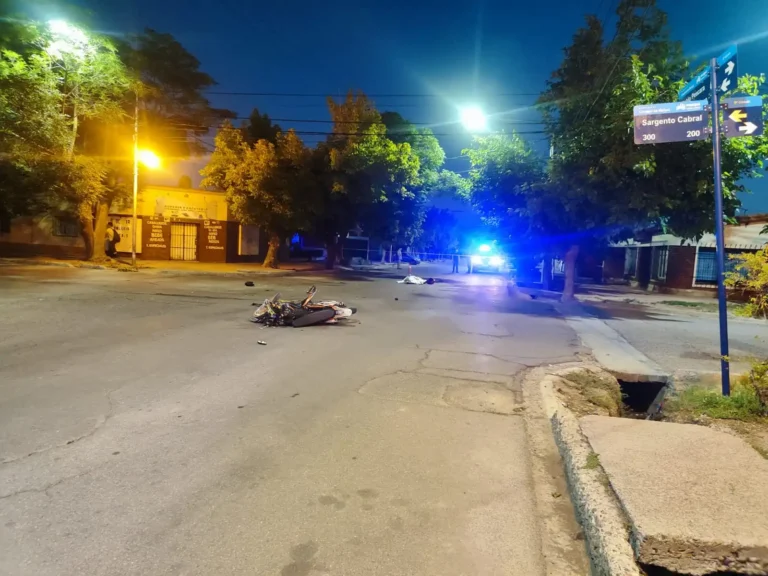 Maipú: un motociclista se estrelló contra un árbol y murió