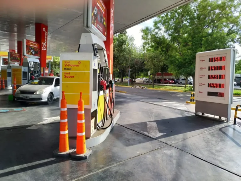 Shell aumentó la nafta y así quedaron los precios: cuándo subirá en YPF