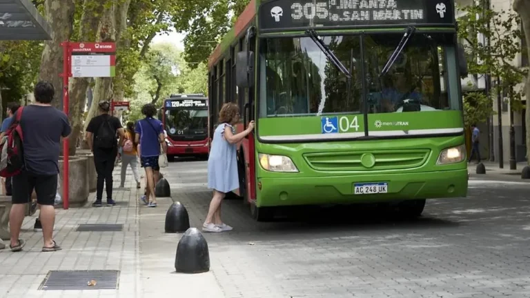 Ya instalaron más de 1.000 máquinas para pagar con débito y crédito en los micros de Mendoza
