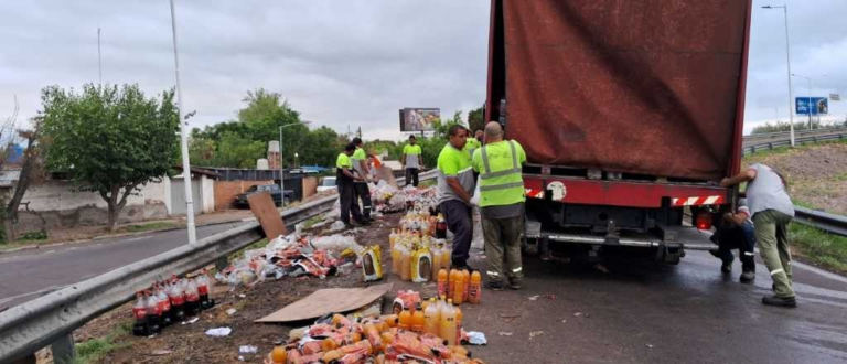 Volcó un camión con gaseosas en Acceso Sur y Rodríguez Peña