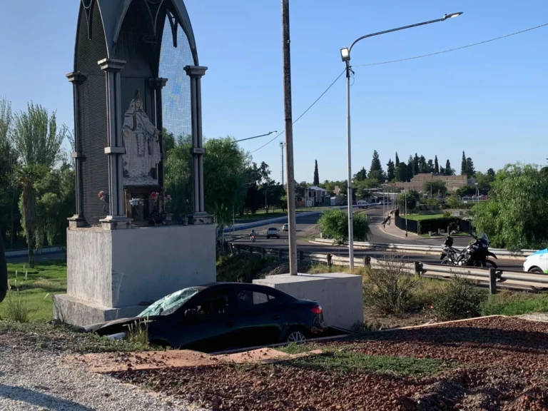 Perdió el control de su auto frente al Arena Maipú, embistió a un municipal y chocó contra la Virgen de la Merced