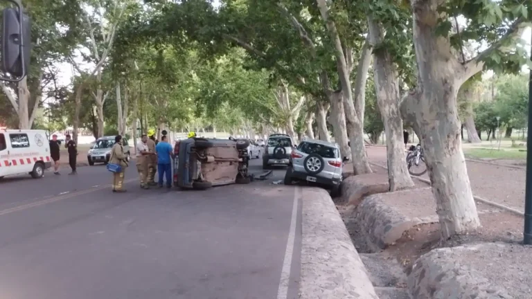 Choque en cadena y vuelco en el Parque General San Martín: dos mujeres heridas