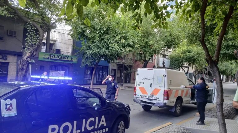 Una persona en situación de calle murió de un infarto en pleno centro