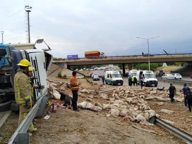 En imágenes: impresionante vuelco de un camión frente al Cóndor del Acceso Este