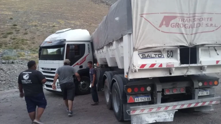 Un camionero argentino murió en los caracoles de Chile al sufrir un infarto mientras manejaba