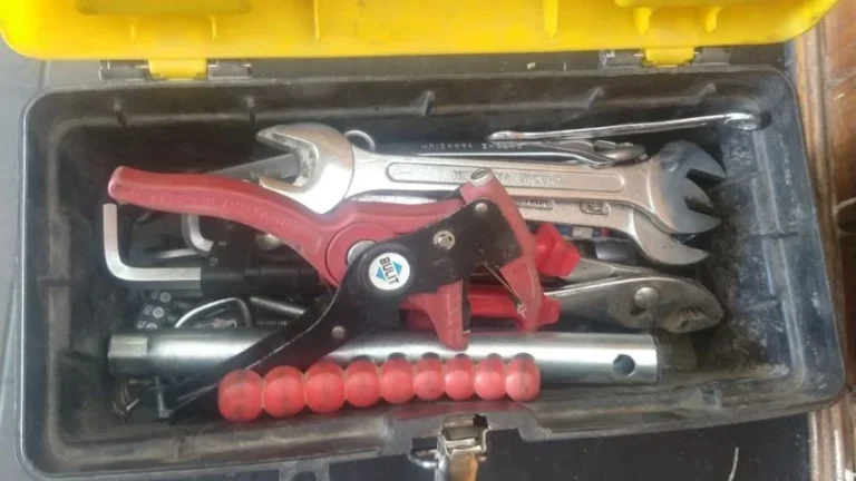 Usó herramientas para entrar a robar a una casa en Las Heras y lo encontraron oculto en una acequia