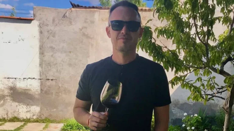 El sommelier acusado de matar a dos efectivos en el Acceso Sur recibió prisión domiciliaria