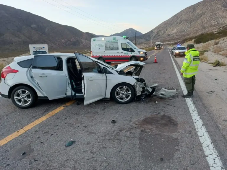 Fuerte accidente en la Ruta 7 camino a Chile: chocaron un auto, un camión y un móvil policial