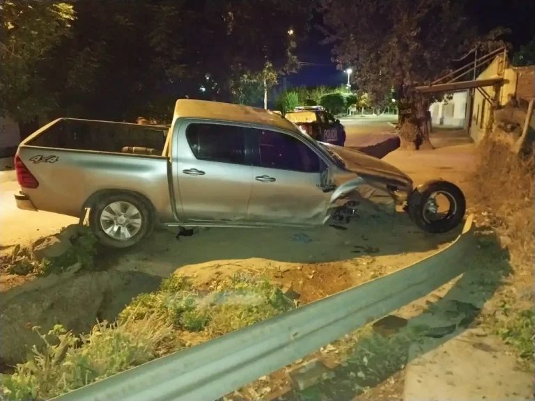 Alcohol al volante: una mujer destrozó su camioneta en Maipú