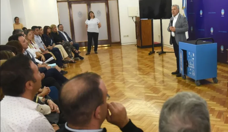 Alfredo Cornejo presentó la plataforma para enseñar inglés que demandó una inversión de U$S7 millones