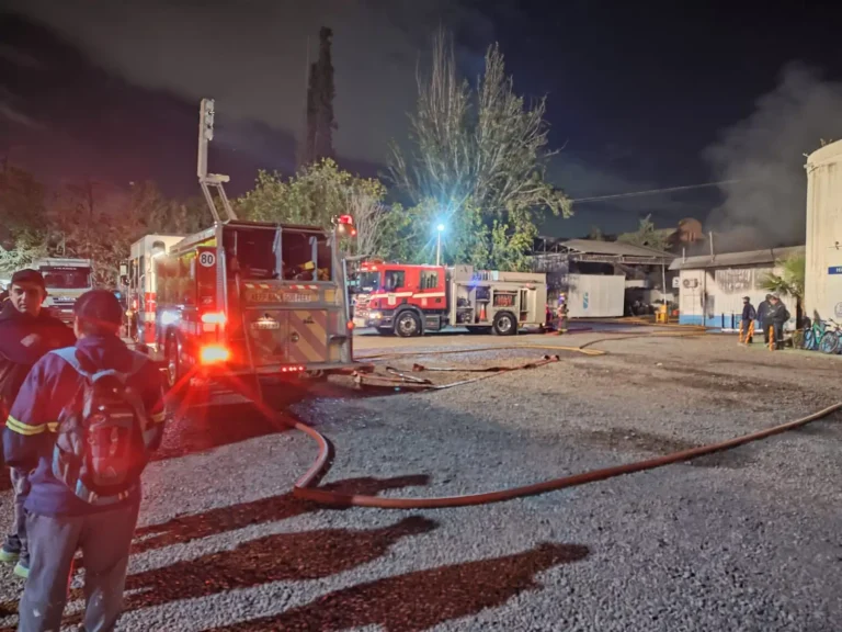 Una pareja sufrió quemaduras y un galpón fue destruido en dos incendios en Guaymallén y Maipú