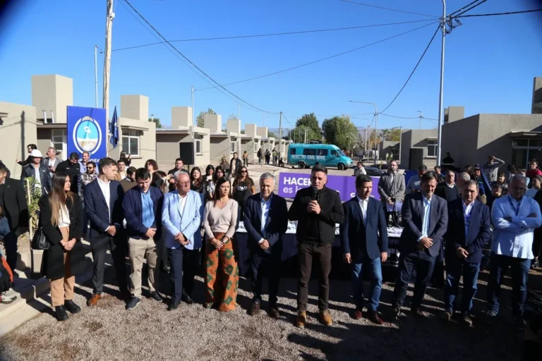 El gobernador y el intendente de Guaymallén entregaron 84 casas del IPV