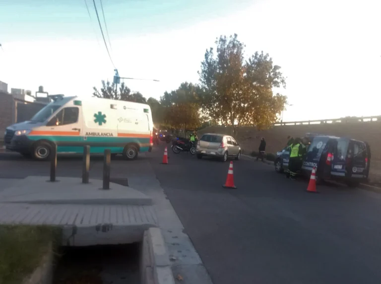 Fuerte choque entre un auto y una moto en Godoy Cruz
