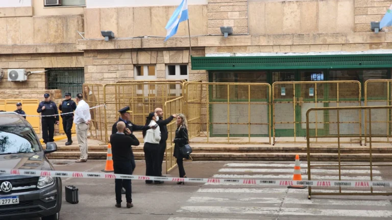 Conmoción: murió un hombre tras caer desde el octavo piso de Casa de Gobierno