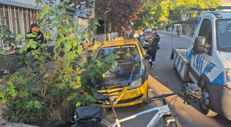 Un taxista manejaba muy borracho y terminó adentro de una acequia en Guaymallén