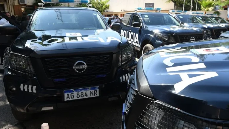 La empresa que ganó entre 8 oferentes la licitación por 50 camionetas policiales