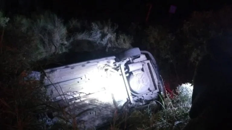 Una conductora borracha volcó y terminó adentro de un zanjón