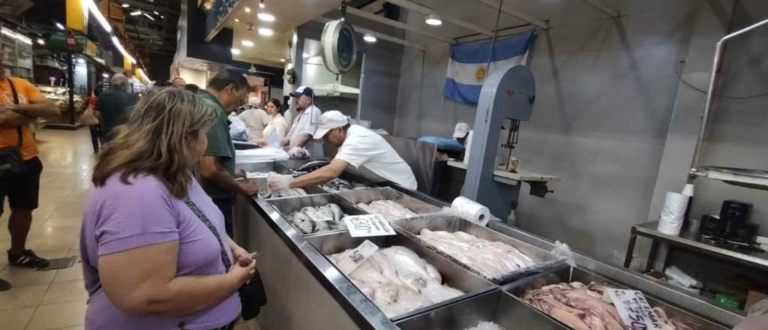 Un clásico de Semana Santa: los precios del pescado en el Mercado Central
