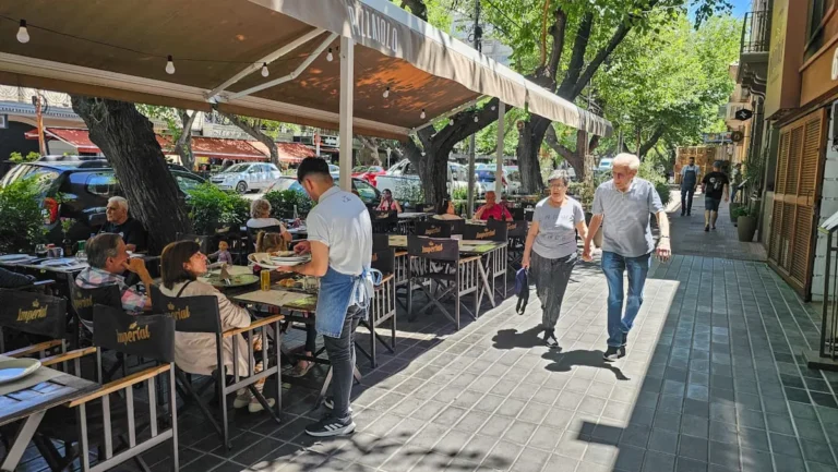 La calle Sarmiento se convertirá en peatonal el fin de semana largo con una maratón gastronómica