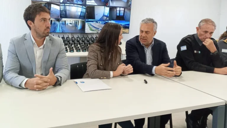 Cornejo anunció que vuelven los teléfonos semipúblicos a las cárceles y escaneos como en el aeropuerto