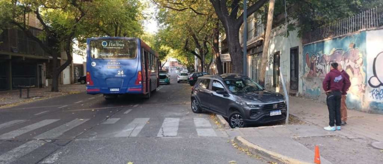Un auto chocó contra un micro en Ciudad y terminó en la vereda