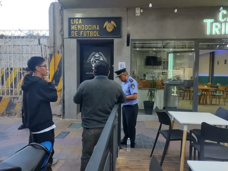 Investigan si una mujer robaba y cayó del sexto piso de Liga Mendocina de Fútbol