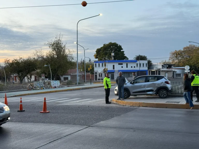 Choque en Costanera: un auto terminó sobre la vereda del zanjón