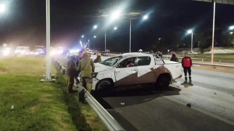 Una camioneta volcó tras chocar con un auto en el Acceso Sur: tránsito cortado y caos vehicular