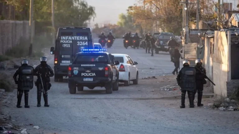 La Policía hizo allanamientos en los que secuestró 8 kilos de marihuana y detuvo a 17 personas