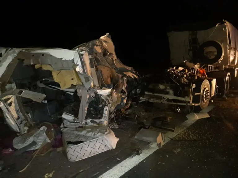 Grave choque entre camiones en Ruta 7: un conductor quedó atrapado en la cabina