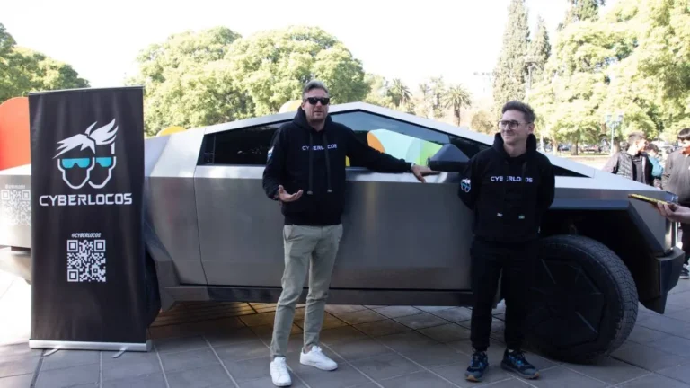 Dos amigos pasearon con la cybertruck de Elon Musk y causaron furor en la Plaza Independencia