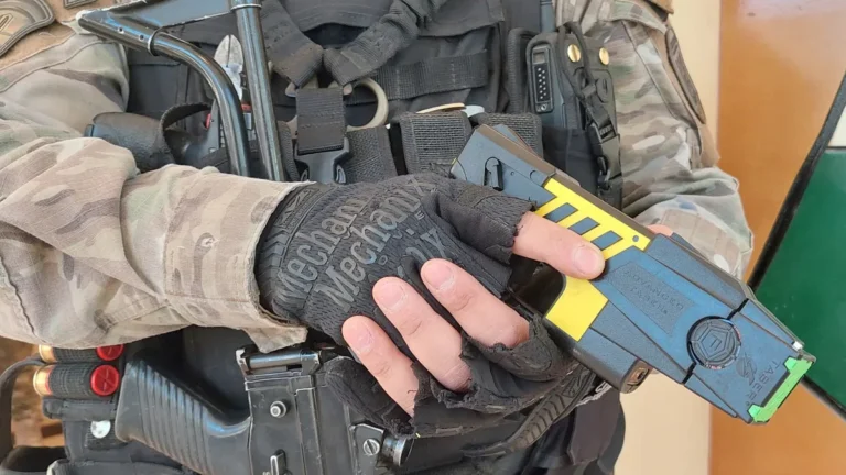 Cómo usar las pistolas Taser: Mercedes Rus instruyó a la Policía, preventores y personal de seguridad