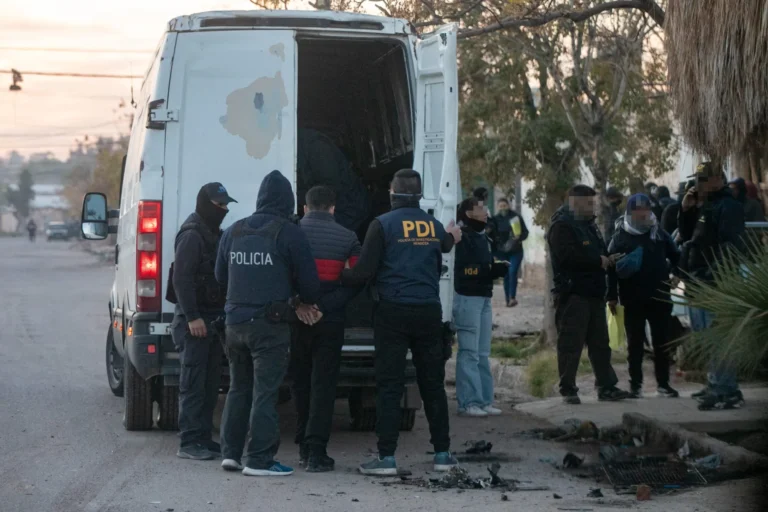 Allanamientos por asesinatos en el barrio Santa Teresita de Las Heras