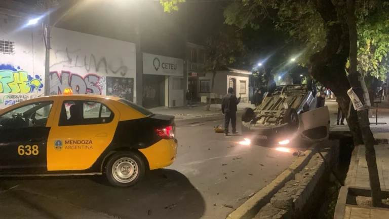 Caos vehicular en pleno centro por un tremendo vuelco tras un accidente: las imágenes