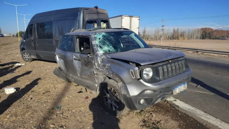 Brutal choque en el Acceso Sur entre un camión, una traffic y una camioneta