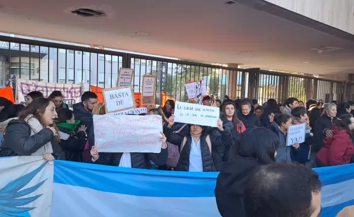 Enfermeros autoconvocados están de paro y reclaman por mejores salarios en el Hospital Central