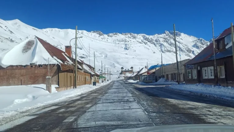 Confirmaron que el Paso Cristo Redentor seguirá cerrado por hielo en la calzada