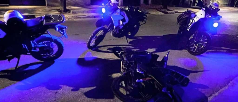 Un motociclista chocó contra dos autos y murió en Ciudad