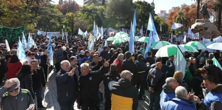 Importante presencia política y gremial en la marcha de los jubilados en apoyo a Cristina Kirchner