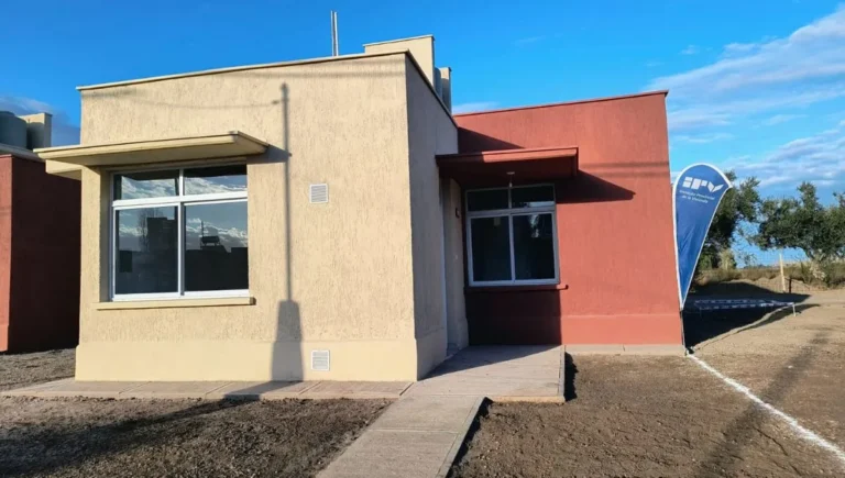 El IPV lanzó un operativo para que 40.000 familias de Mendoza tengan la escritura de su casa