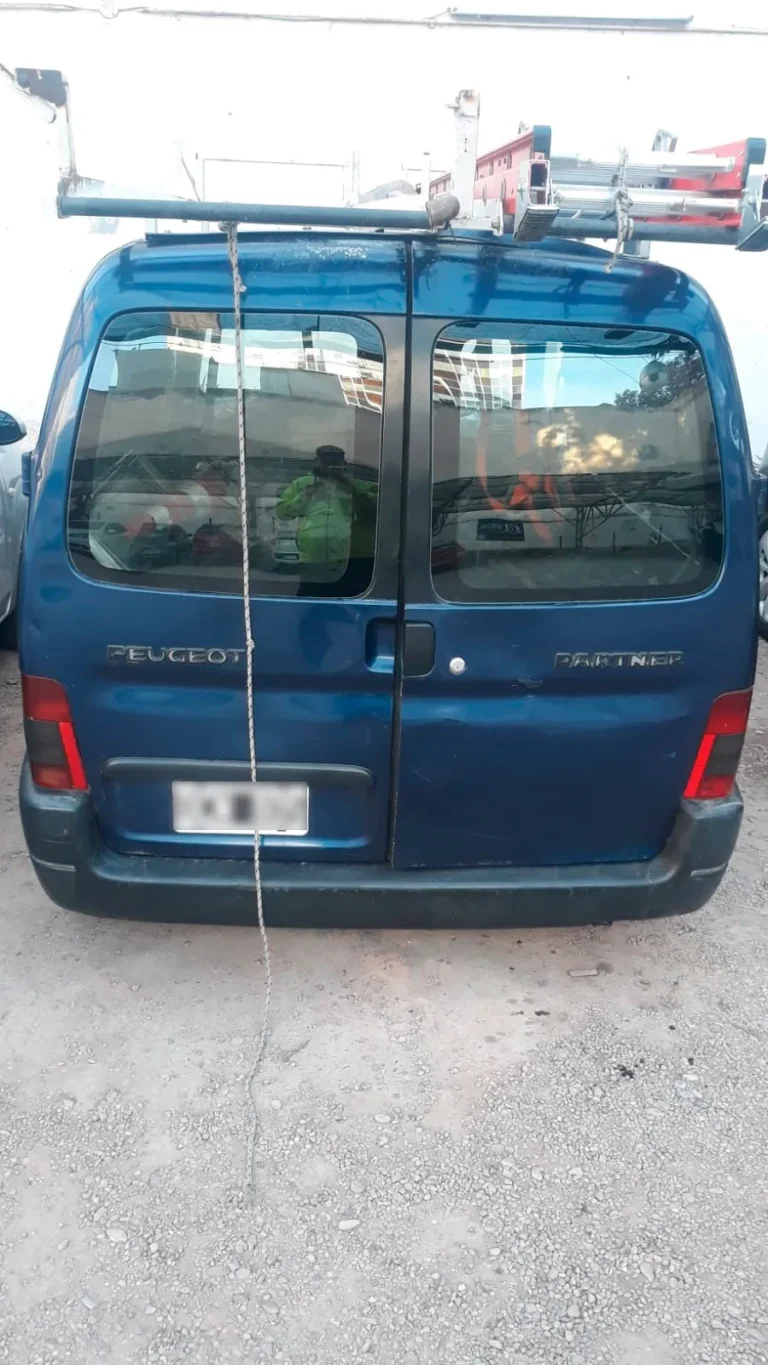 Los descubrieron mientras intentaban robar cables del viejo trole en pleno centro