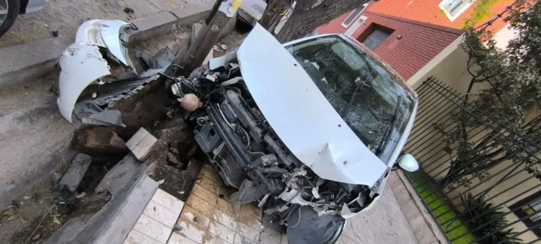 Chocó contra una casa en la Quinta Sección y se escapó: el auto era robado