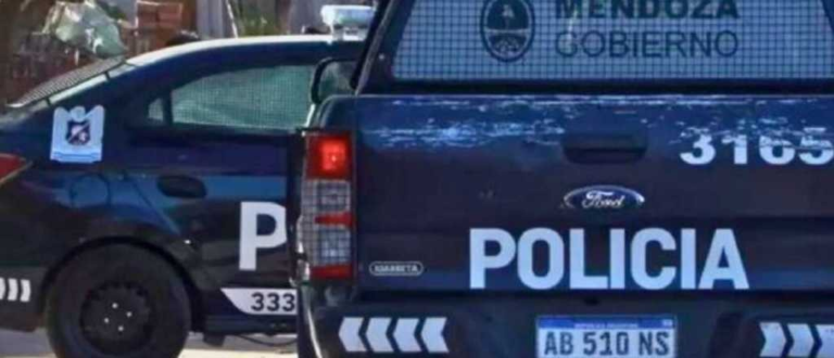 Desvinculan a un policía en Mendoza tras devolver su arma por “estrés”