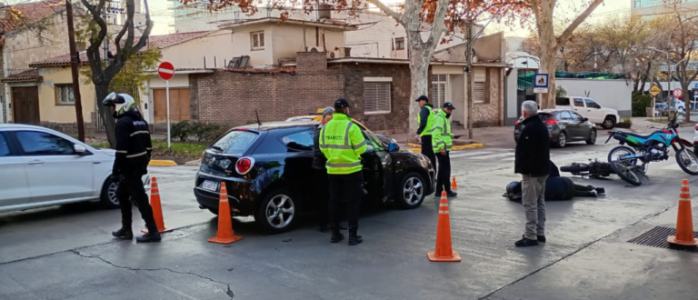 El conductor de una moto herido tras un choque en una transitada esquina