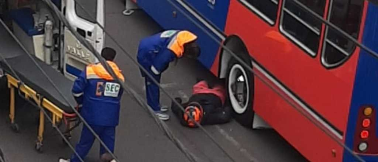 Choque en Godoy Cruz: un motociclista terminó abajo de un colectivo