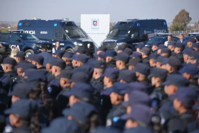 Seguridad: nombraron a más de 300 policías y entregaron 200 vehículos, 600 armas y 3 mil chalecos a la fuerza